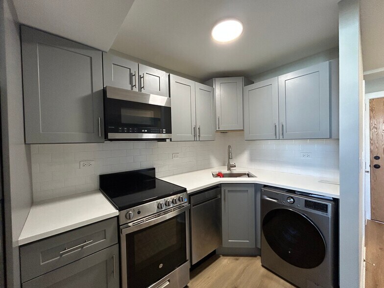 Building Photo - 1214 N La Salle Dr