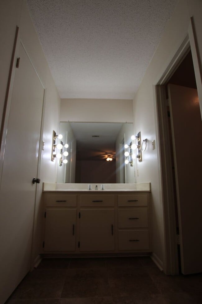 Building Photo - Beautiful 3 bedroom 2 bath home in the hea...