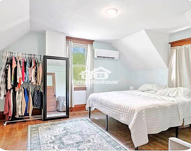 Building Photo - 304 Oak St