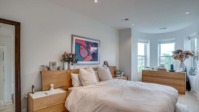 Building Photo - Luxurious Living in NW DC!