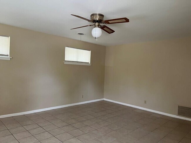 Building Photo - 612 Bluebonnet Dr