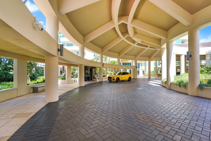 Building Photo - 300 South Pointe Dr