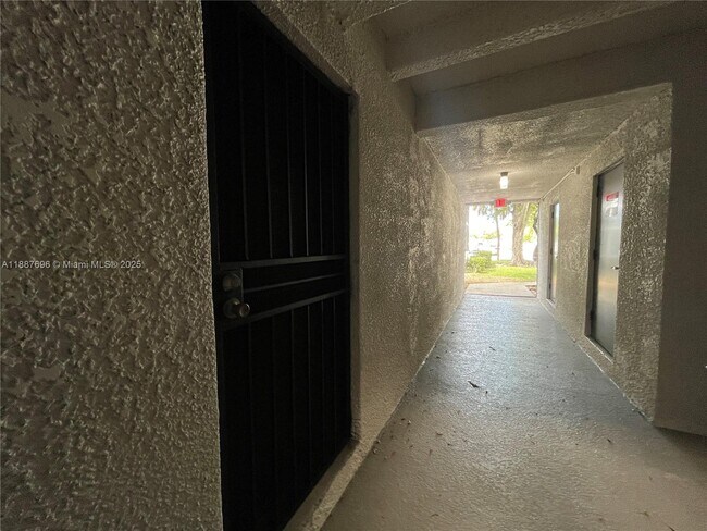 Building Photo - 10361 N Kendall Dr