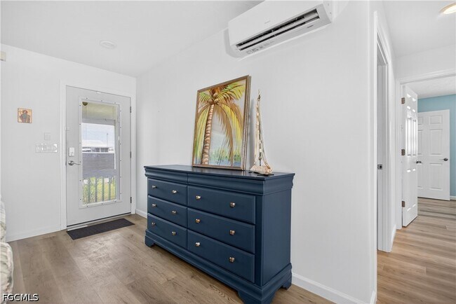 Building Photo - 3864 Royal Palm Dr