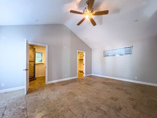 Building Photo - 15424 Camarillo St