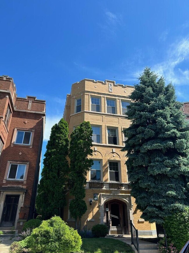 Building Photo - 2720 W Winnemac Ave