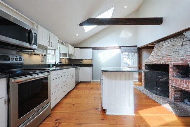 Building Photo - 144 Old Connecticut Path