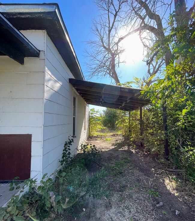 Building Photo - Spacious 1 Bed 1 Bath House