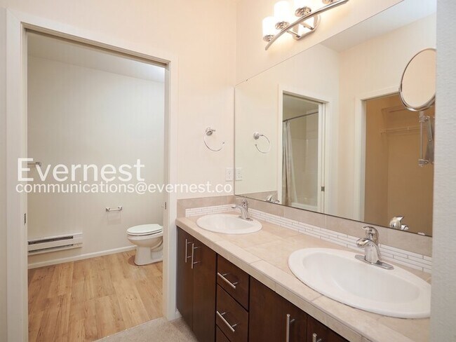 Building Photo - 2 Bed/2 Bath Condo with Garage / Vouchers Accepted / Available Now!