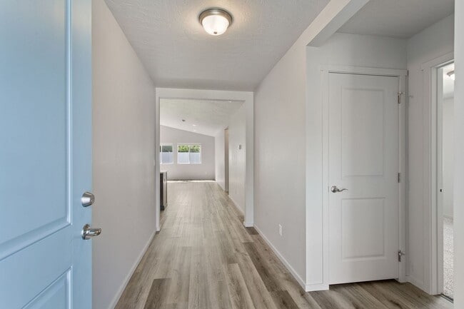 Building Photo - Stunning 3 Bed, 2 Bath Rancher in Spokane Valley!