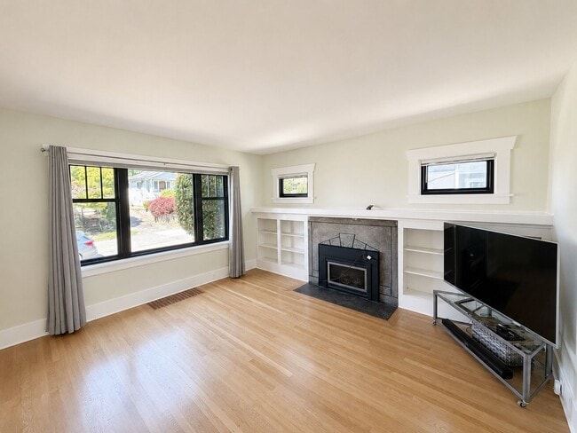 Building Photo - Fully Remodeled Ballard 5 Bed/2 Bath Home w/ A/C!