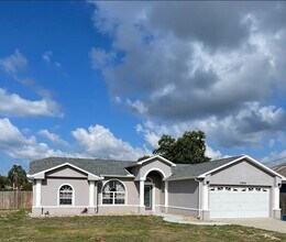 Building Photo - 3 bedroom 2 bathroom Fenced in yard