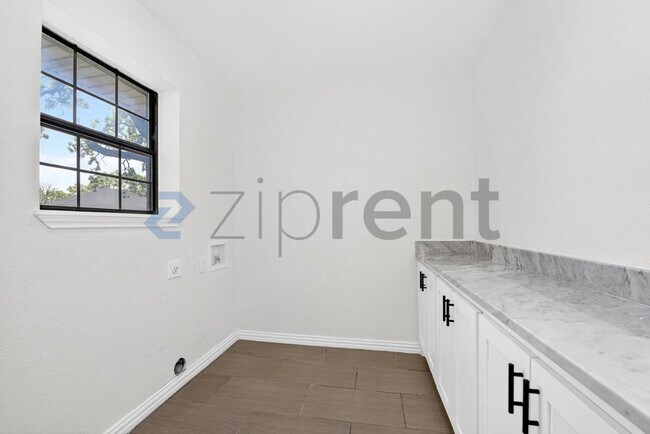 Building Photo - 3901 High Rd