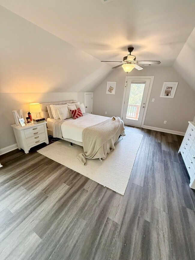 Building Photo - 4 BR/ 3.5 BA Home Located on MLK