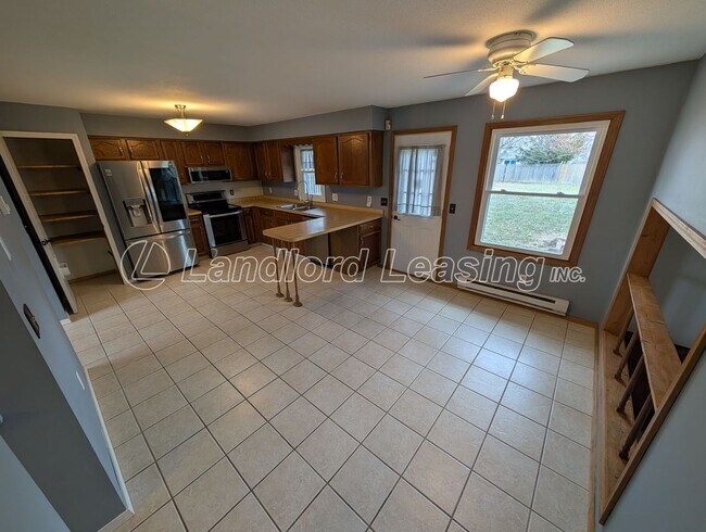 Building Photo - Spacious Elyria Split-Level Near LCCC with Fireplace & Fenced Yard