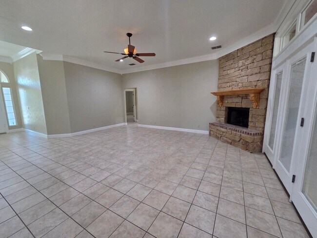 Building Photo - FOR LEASE!! Great location!
