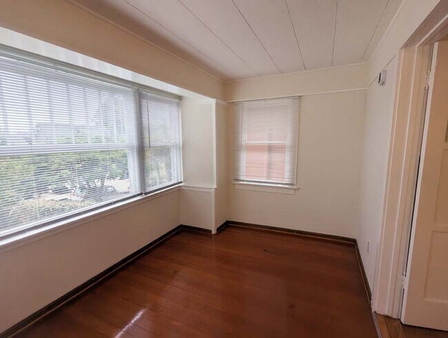 Building Photo - 1421 Kellam Ave