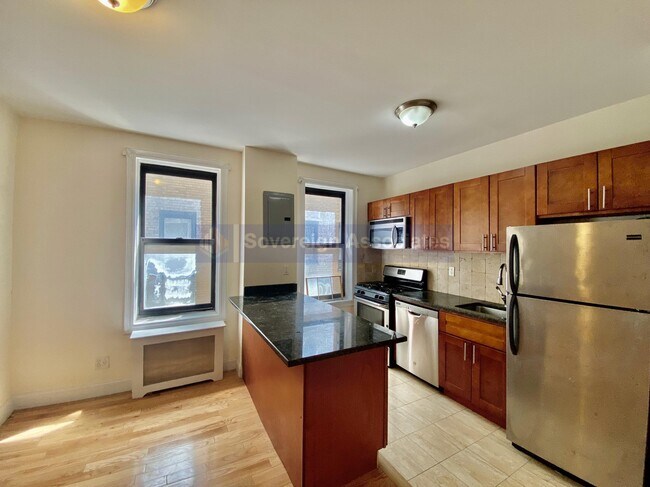 Building Photo - 686 W 204th St