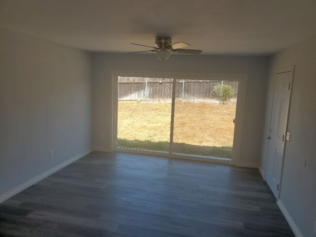 Building Photo - 3 Bedroom - 2 Bathroom wonderful remodeled...