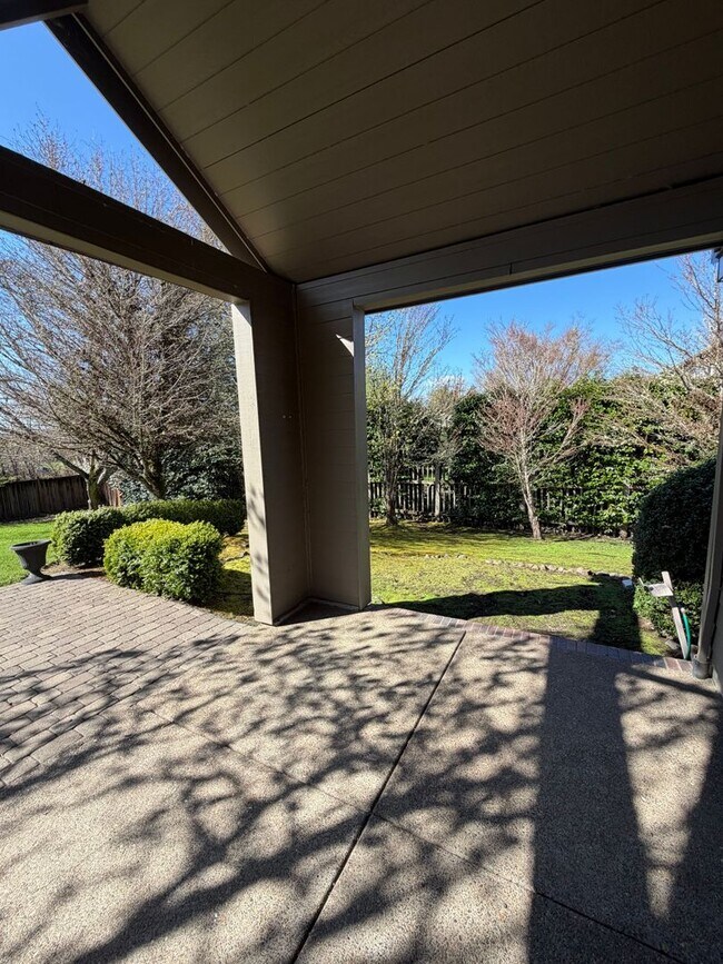 Building Photo - 5 Bedrooms and 2.5 Bathrooms with Views of the Rolling Hills of Corvallis Country Club