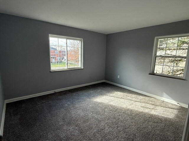 Two large bedrooms - 2062 Ridgeview Rd