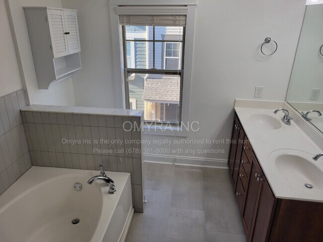 Building Photo - Stunning Townhome Overlooking Beltline at Grant Park!