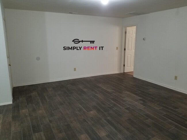 Building Photo - 1 Bedroom Downtown Roland, Private Entrance