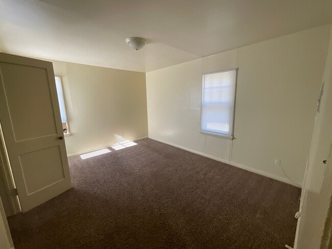 Building Photo - 1bed 1 bath Duplex