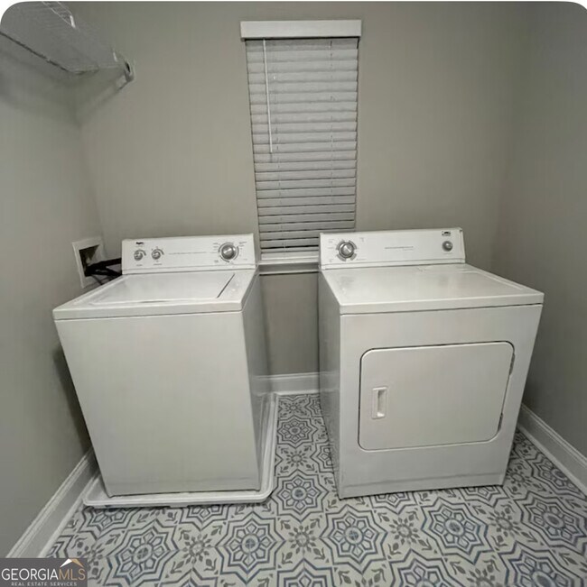 Building Photo - 2668 Memorial Dr SE