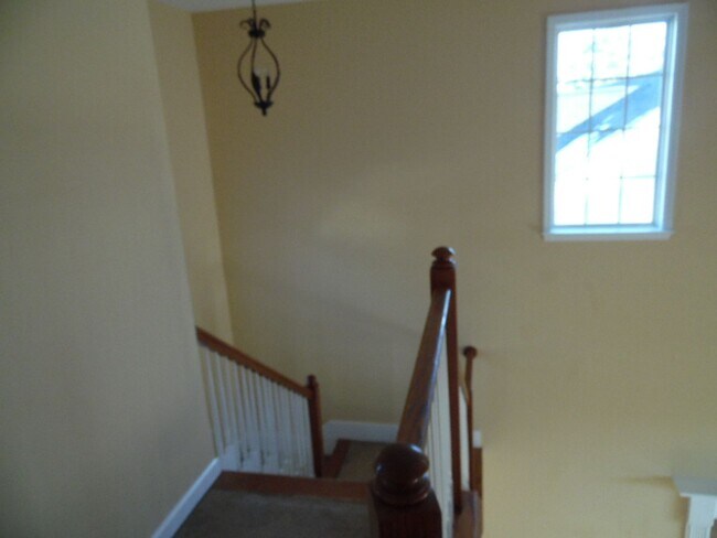 Building Photo - Stunning 4 bedroom with mother-in-law suite on main level