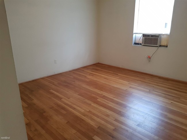 Building Photo - 2 br, 1 bath Apartment - Carolyn Apartments