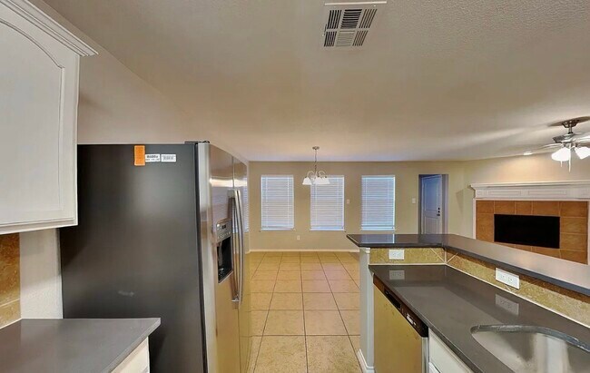 Building Photo - MOVE IN READY