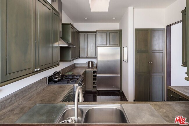 Building Photo - 8580 Hillside Ave