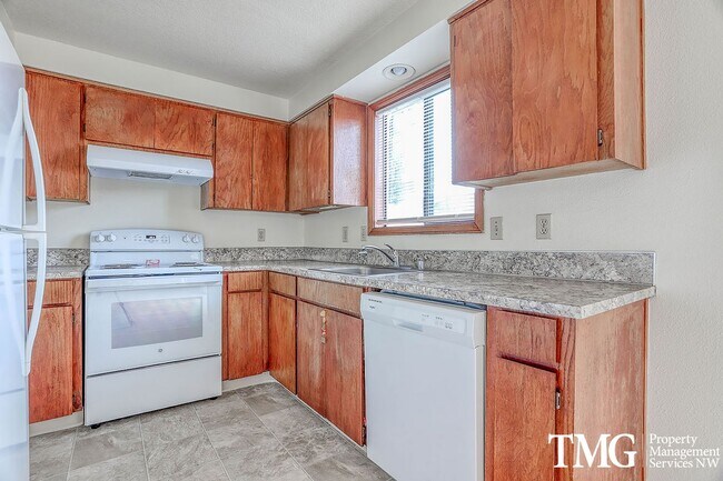 Building Photo - 618-620 SE 131st Ct.