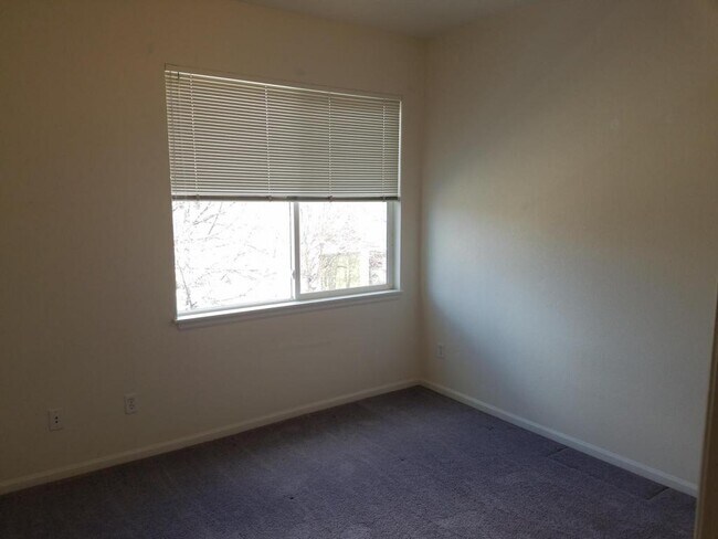 Building Photo - 640 Gooseberry Dr