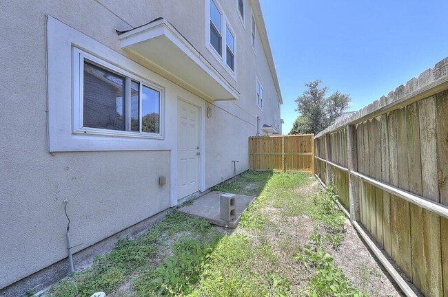 Building Photo - 14422 Verdemar Dr