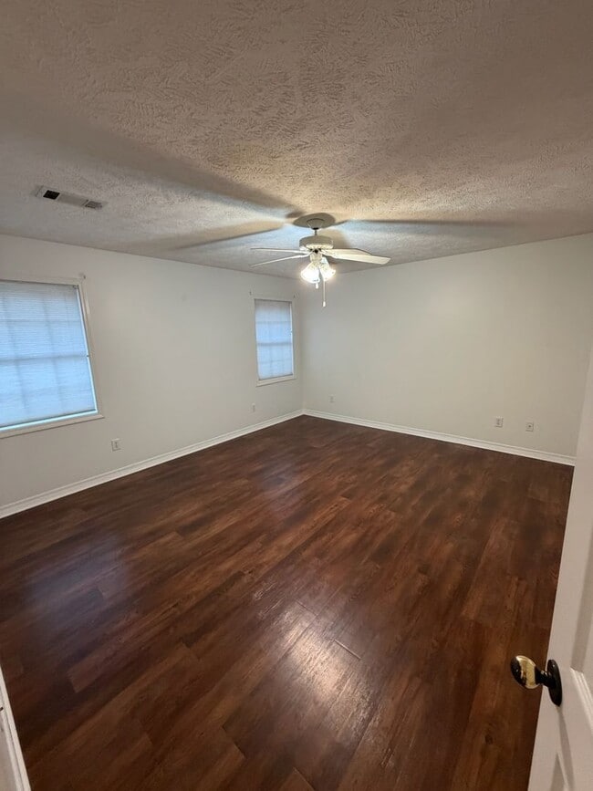 Building Photo - 2 story 3 bed/ 2.5 bath home