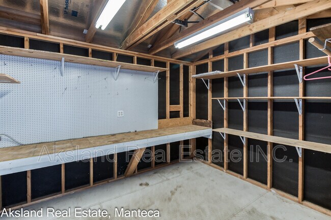 Building Photo - 3007 W Lathrop Rd