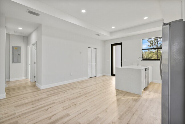 Building Photo - 751 Clancy St E