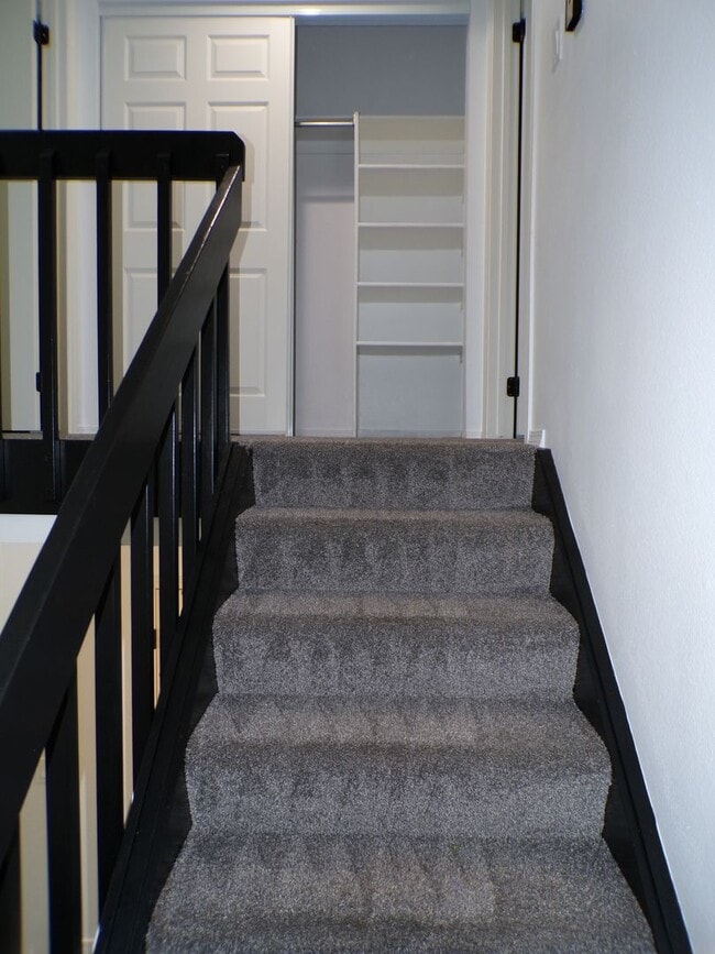 Building Photo - Updated 2 Bed 2.5 Bath Townhome!