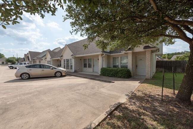 Building Photo - 1 Bed + 1.5 Bath - Spacious Loft