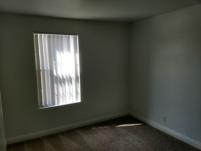 Building Photo - 3 Bedroom 2 bathroom Northwest condo