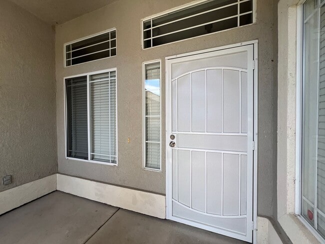 Building Photo - Spacious Single Story 3 Bd, 2 Ba Home in S...