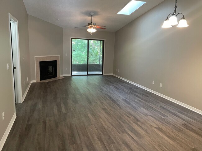 Building Photo - 7620 Baymeadows Cir W