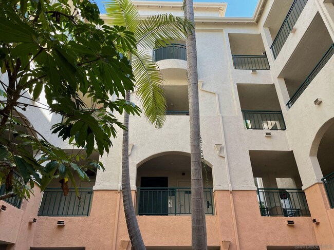 Building Photo - 640 Camino De La Reina