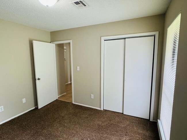 Building Photo - 3-Bedroom Gem !!