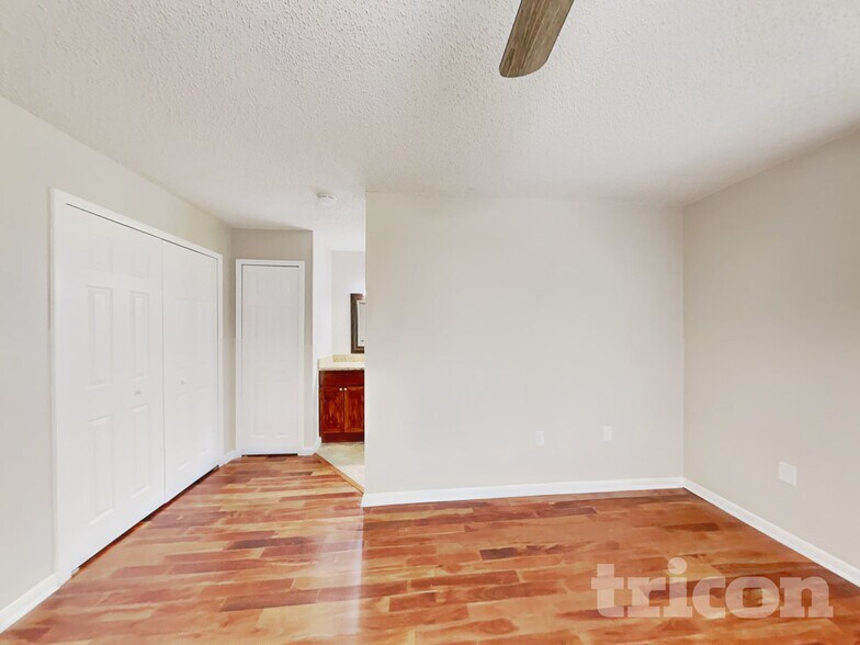 Building Photo - 4442 Sandhurst Dr