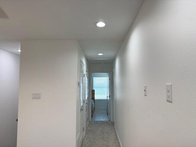 Building Photo - 216 Deer Path Lp
