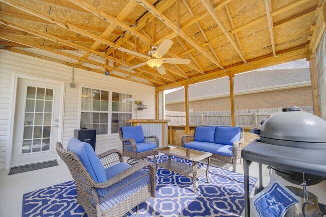 Building Photo - 3 Bedroom with a Fabulous Florida Room in Crestview!