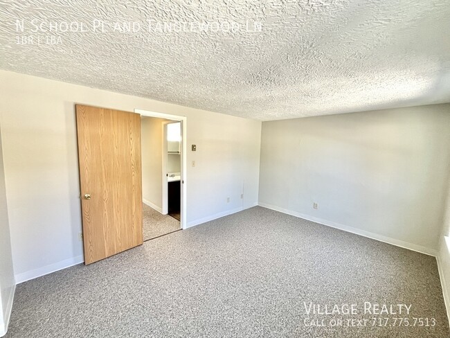 Building Photo - MOVE-IN READY! Top Floor! Roomy 1-Bed with...